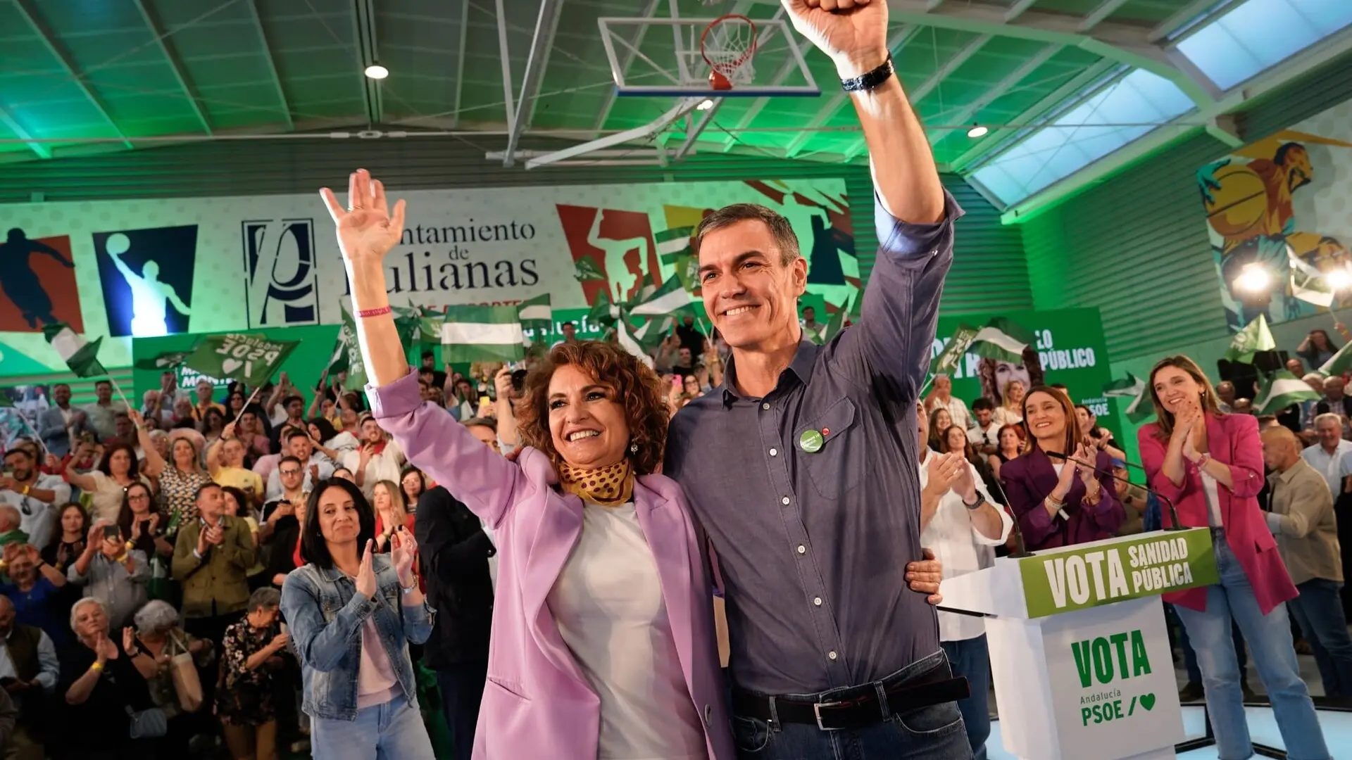 Pedro Sánchez, con María Jesús Montero, durante la campaña.ARSENIO ZURITA / EUROPA PRESS