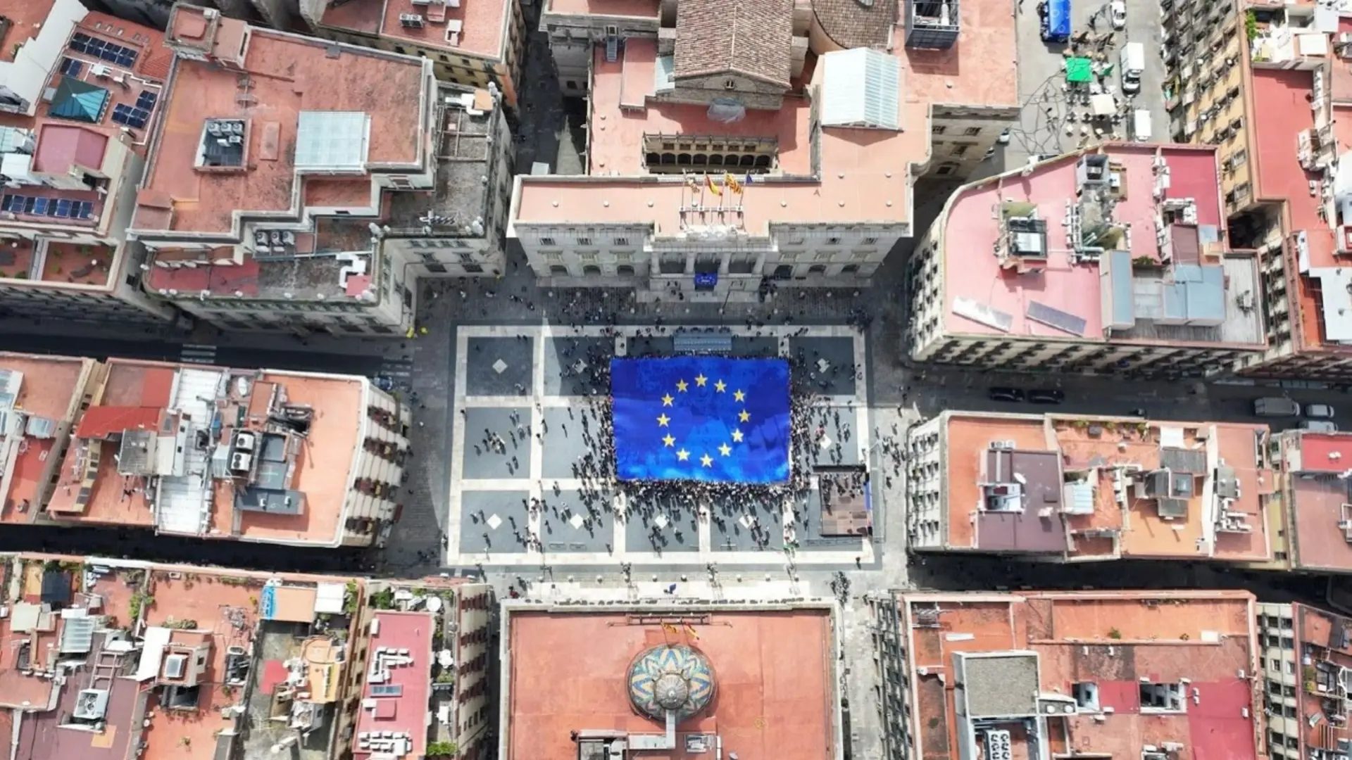 Imagen del despliegue de la bandera de la Unión Europea en la plaza Sant Jaume de Barcelona el 9 de mayo de 2026. Europa Press