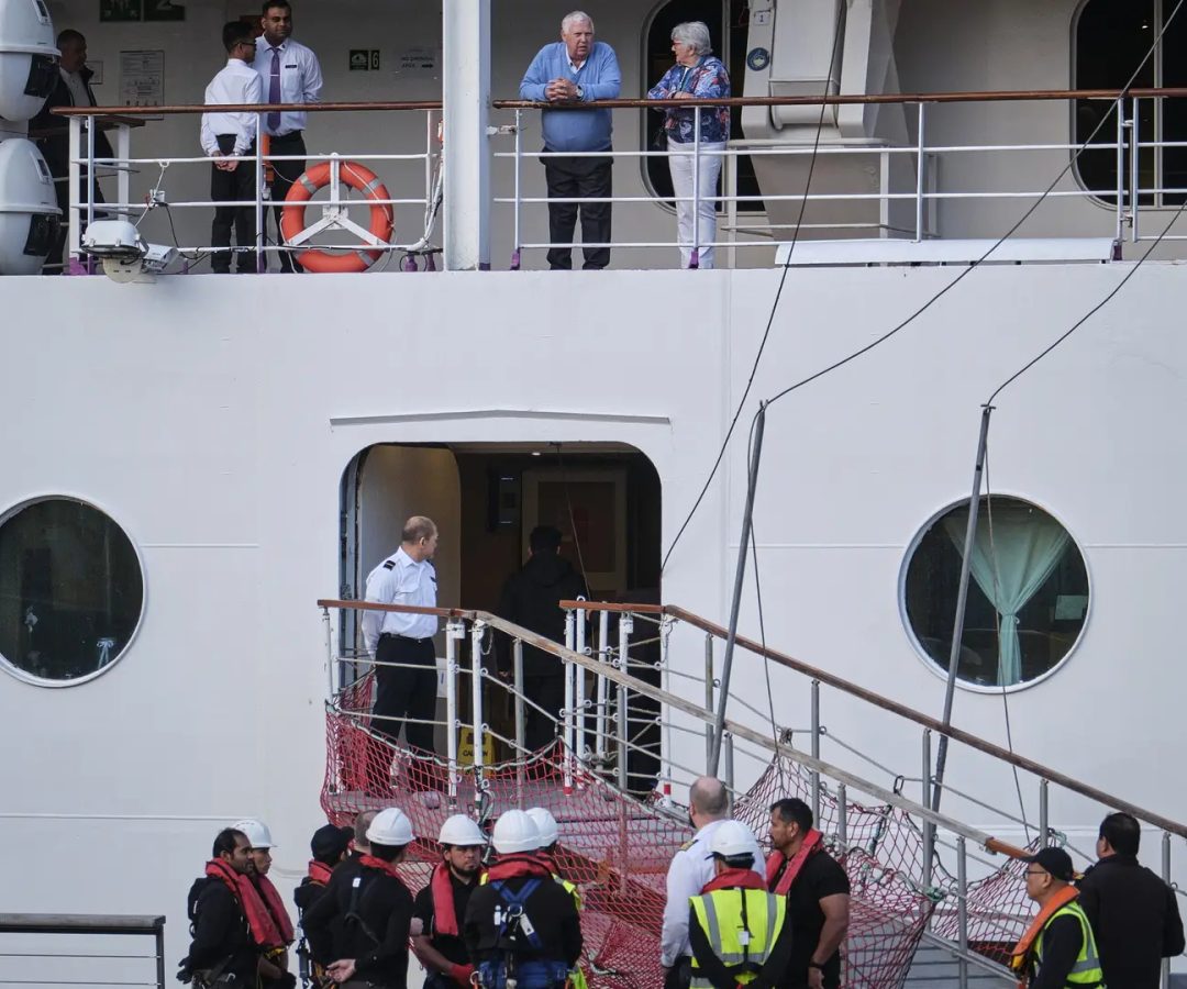 Pasajeros y tripulantes del crucero 'Ambition' de Ambassador Cruise Line, atracado en el muelle del río Garona en Burdeos, región de Nueva Aquitania, suroeste de Francia, este miércoles.GUILLAUME PINON