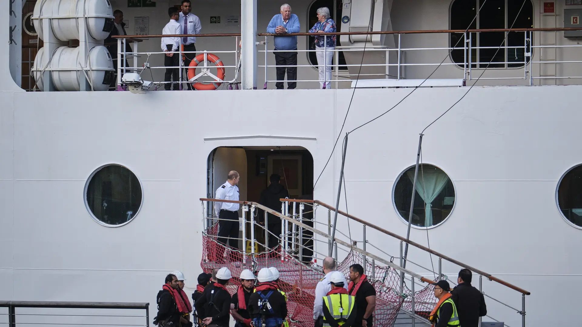 Pasajeros y tripulantes del crucero 'Ambition' de Ambassador Cruise Line, atracado en el muelle del río Garona en Burdeos, región de Nueva Aquitania, suroeste de Francia, este miércoles.GUILLAUME PINON