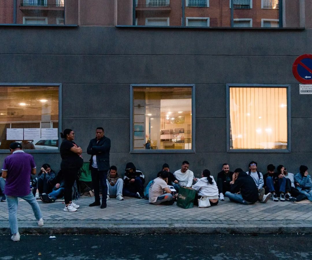 Varias personas hacen cola nocturna para conseguir el certificado de vulnerabilidad en una Oficina de Asistencia en Materia de Registro, a 21 de abril de 2026, en Madrid (España).Carlos Lujan / Europa Press