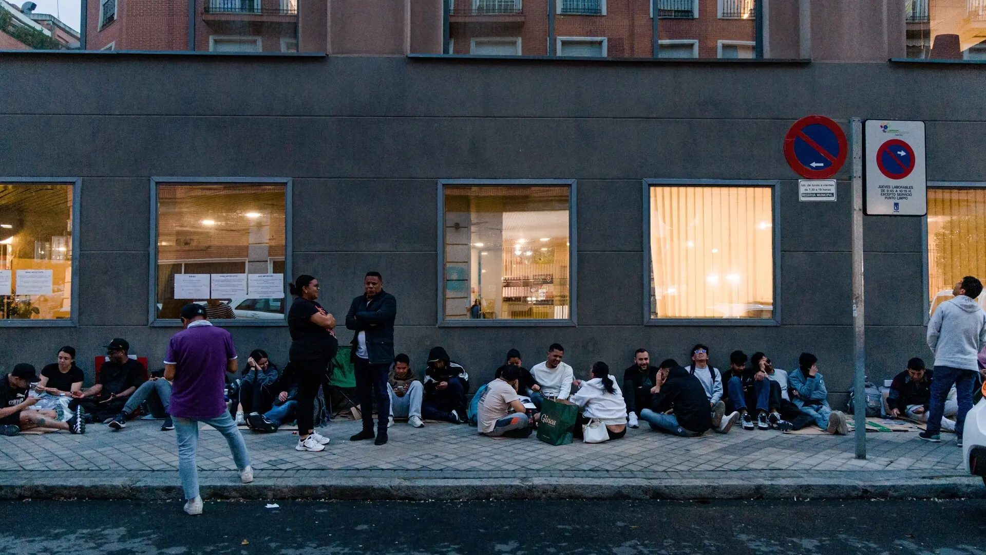 Varias personas hacen cola nocturna para conseguir el certificado de vulnerabilidad en una Oficina de Asistencia en Materia de Registro, a 21 de abril de 2026, en Madrid (España).Carlos Lujan / Europa Press