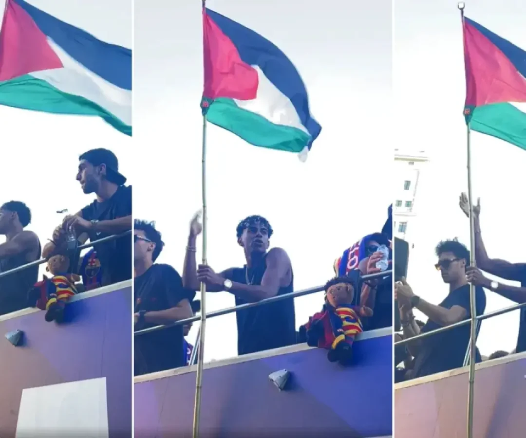 El atacante del Barcelona Lamine Yamal ondeó este lunes una bandera de Palestina durante la rúa de celebración del título de LaLiga.