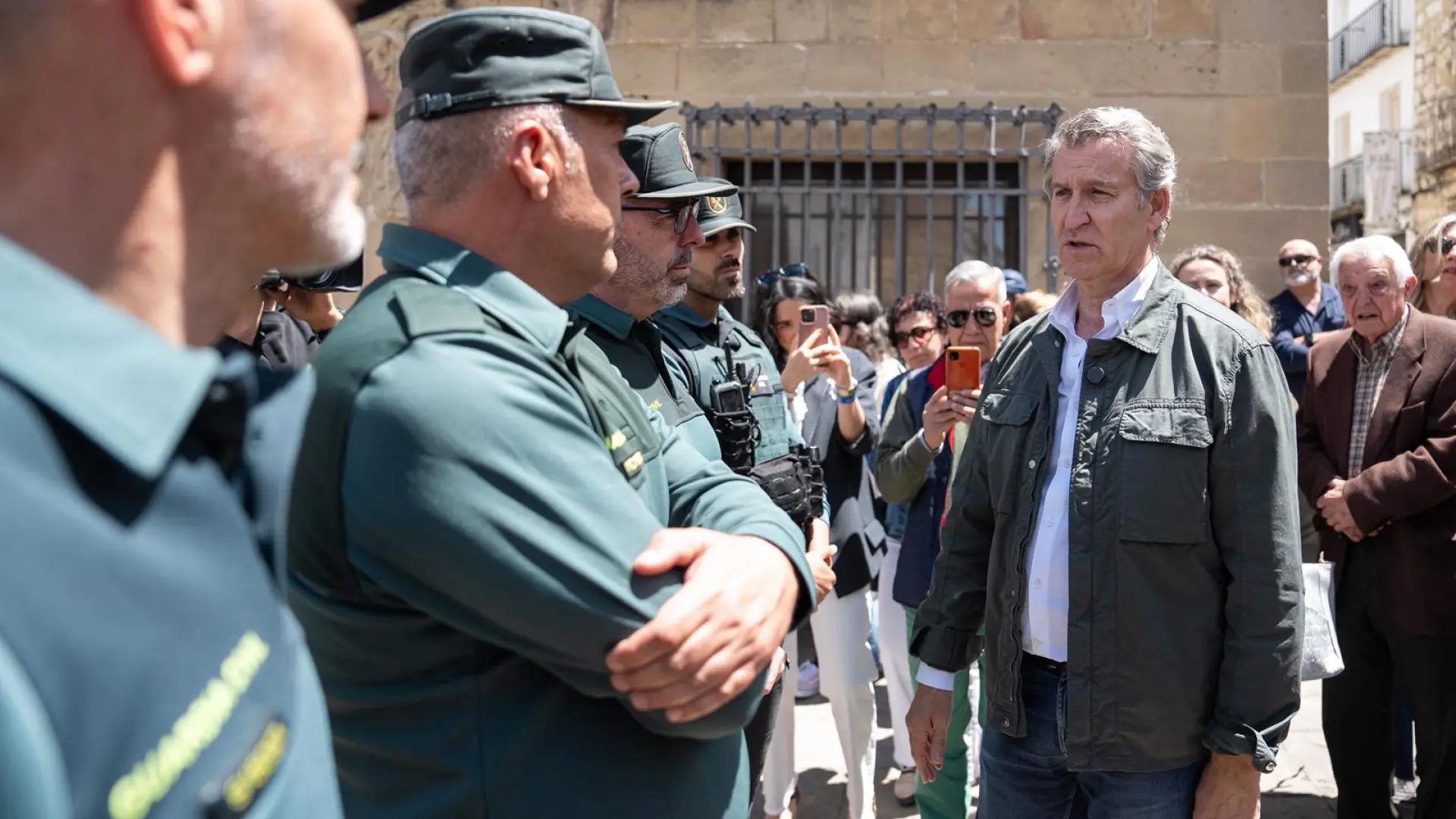 El presidente del PP, Alberto Núñez Feijóo, en una visita a Baeza (Jaén) en el penúltimo día de la campaña andaluza.Diego Puerta / PP