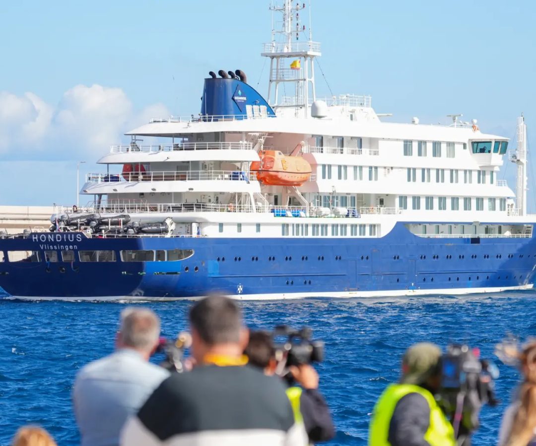 El crucero MV Hondius atracado en el puerto de Granadilla en Tenerife.EP