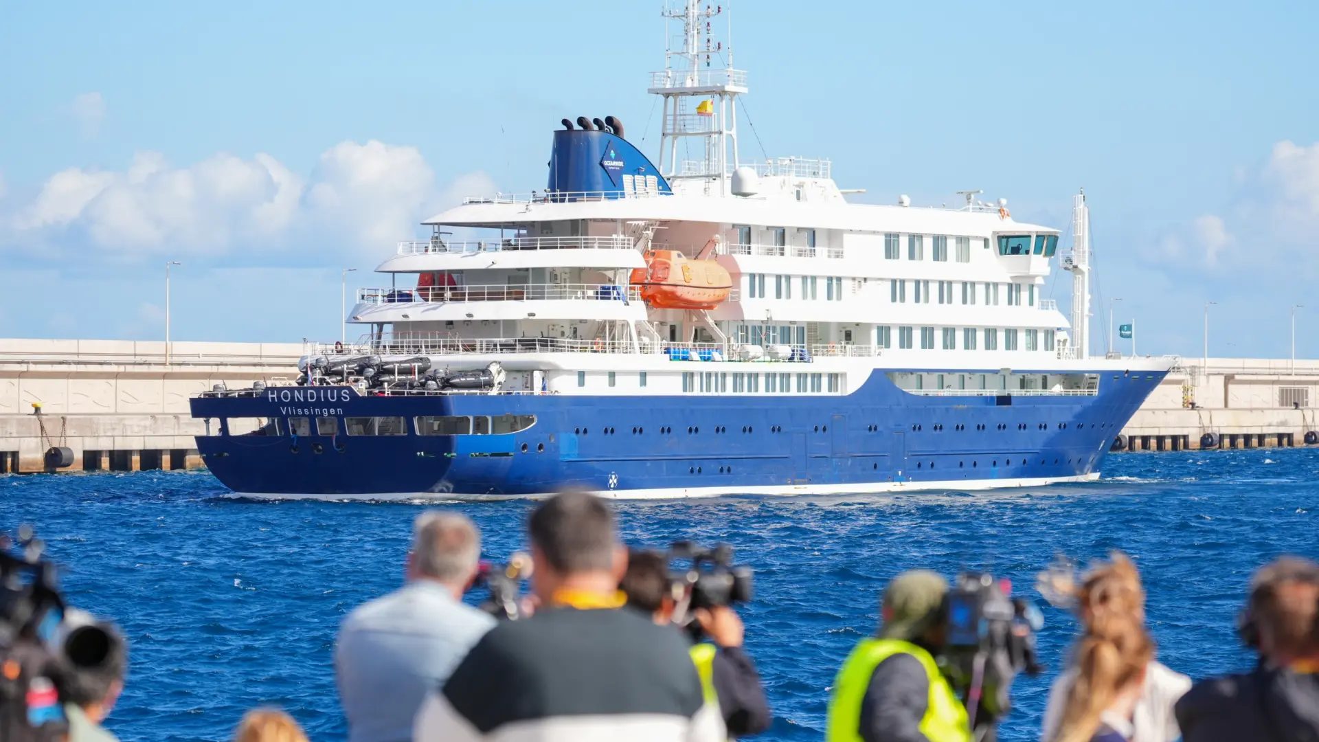 El crucero MV Hondius atracado en el puerto de Granadilla en Tenerife.EP