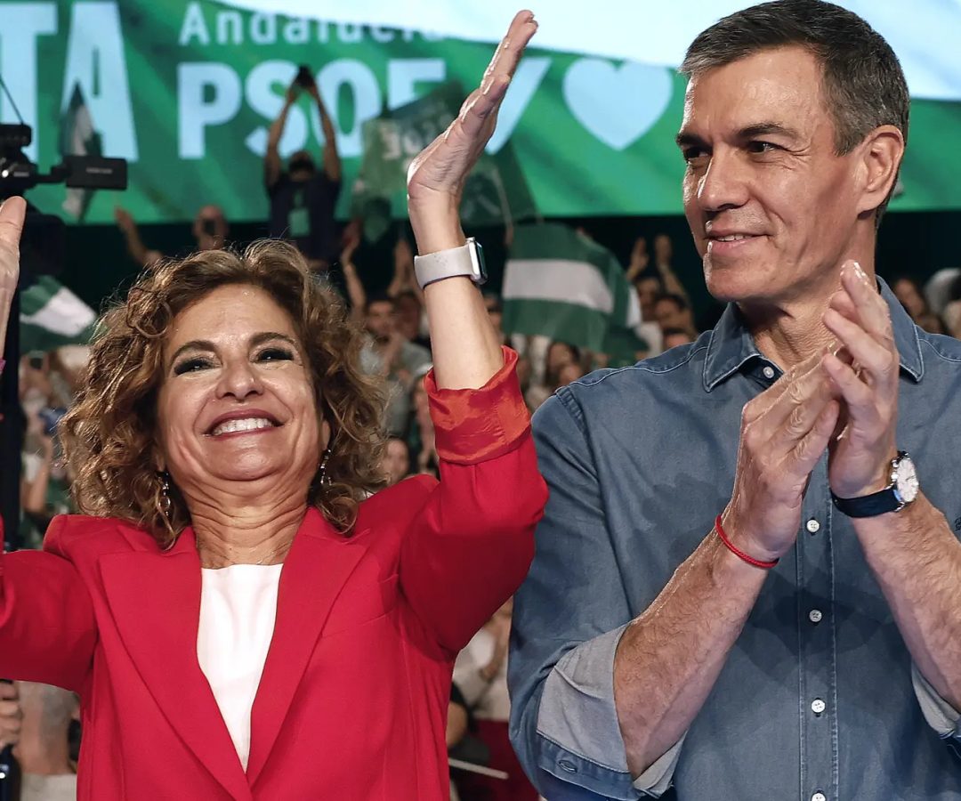  El presidente del Gobierno Pedro Sánchez y la candidata del PSOE a la presidencia de la Junta de Andalucía María Jesús Montero EFE/Julio Muñoz