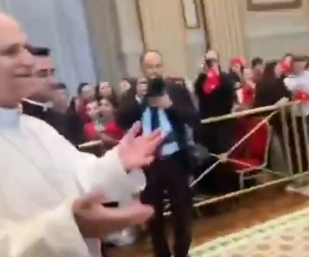El papa León XIV realizando el viral gesto del '6-7'RRSS