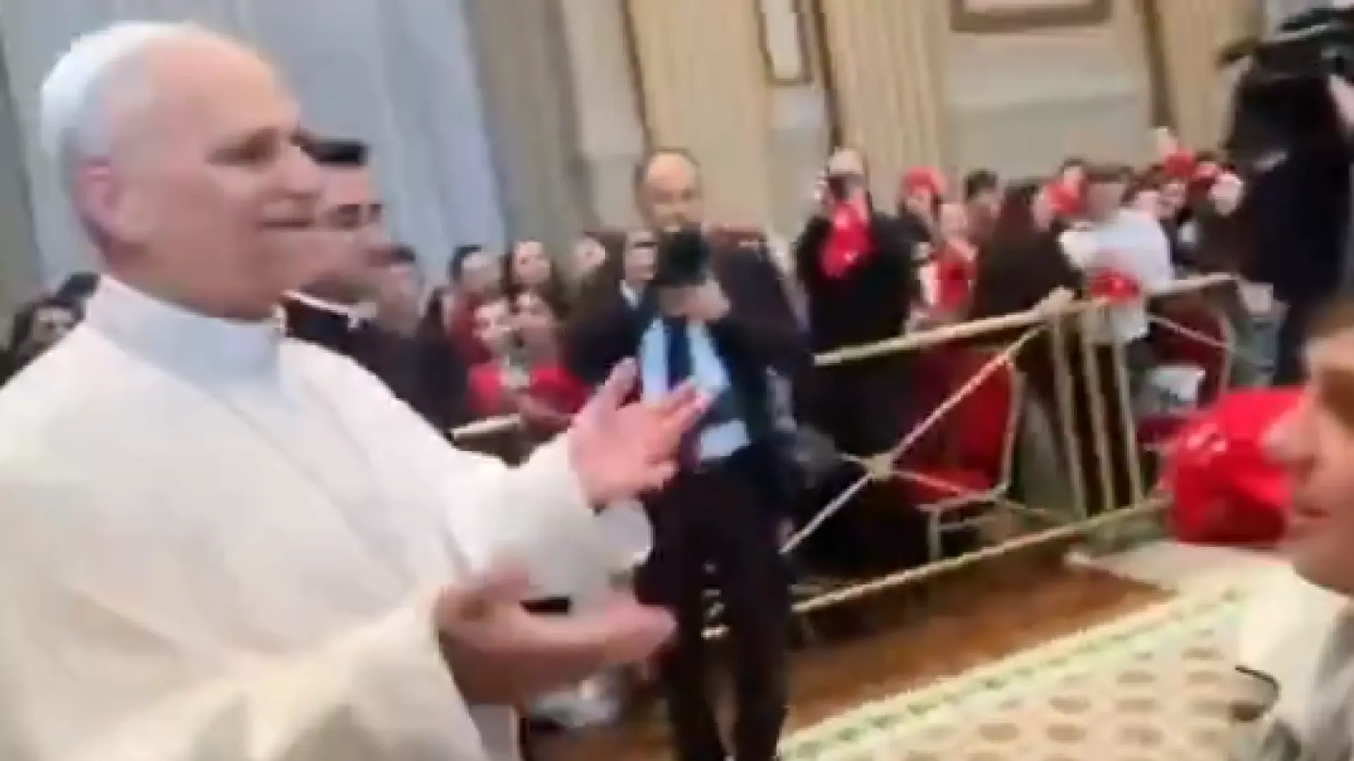 El papa León XIV realizando el viral gesto del '6-7'RRSS