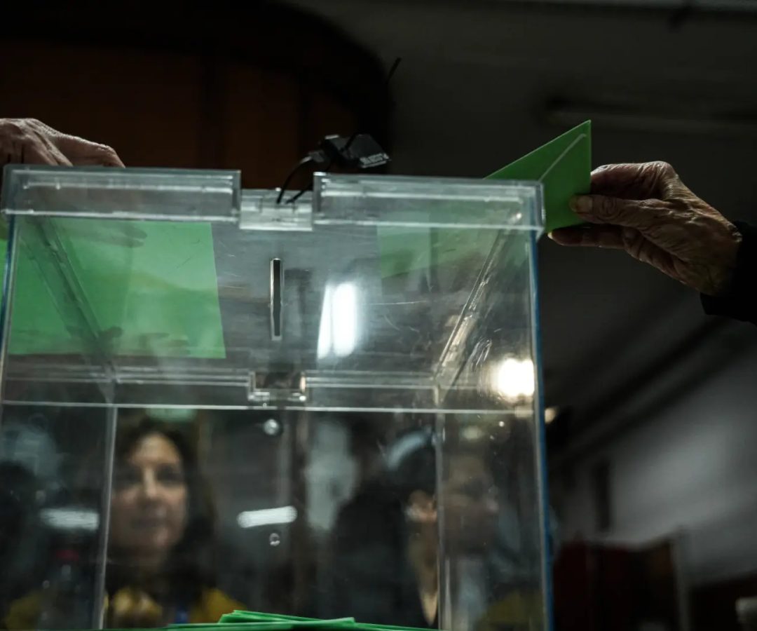 Imágen de una urna de la jornada electoral en Andalucía.EP