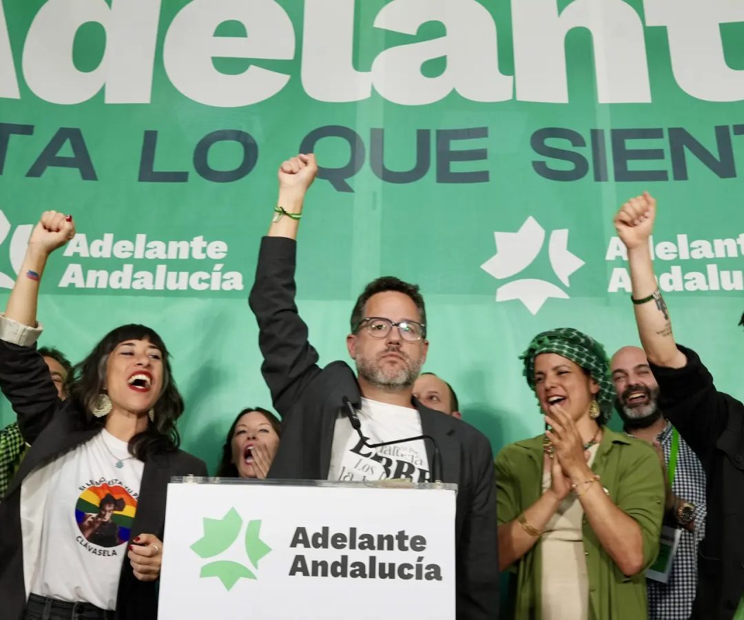 El candidato de Adelante Andalucía, José Ignacio García, acompañado por su equipo y Teresa Rodríguez, en la celebraciónde los reusltados de las elecciones en Andalucía.Román Ríos