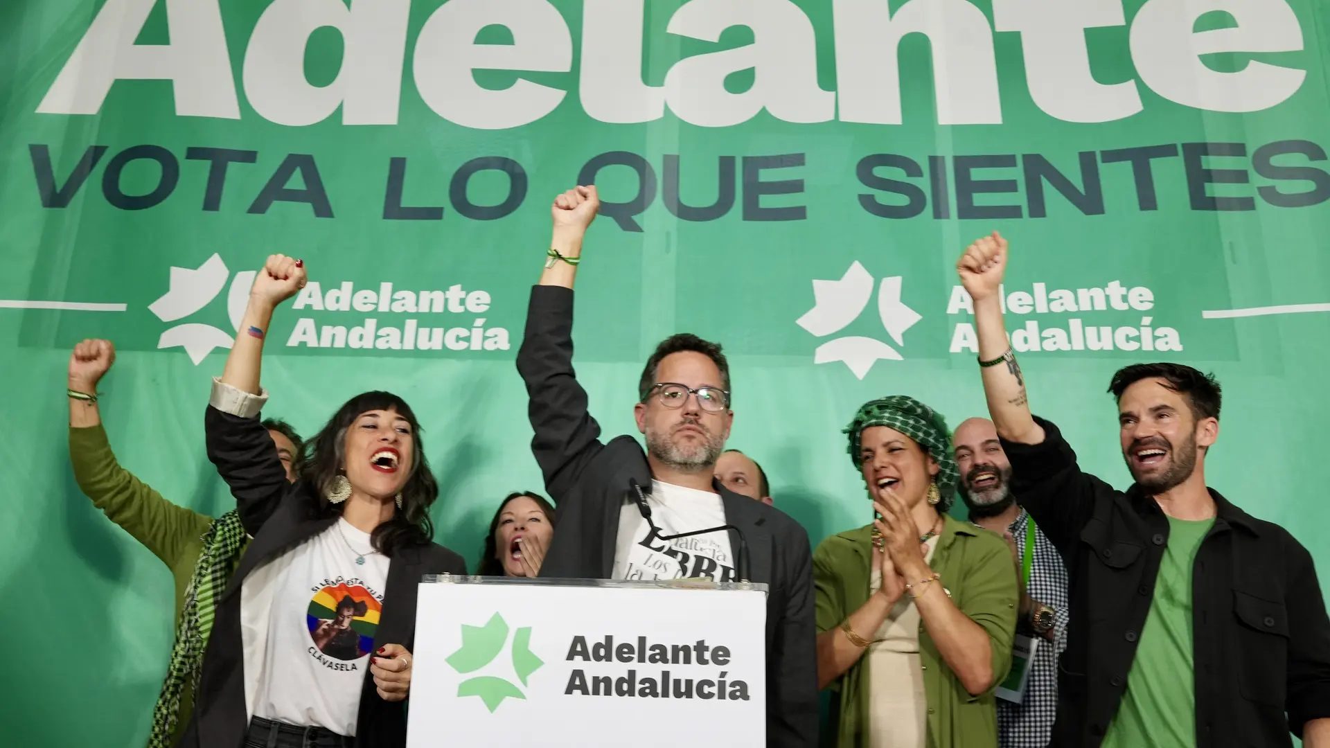 El candidato de Adelante Andalucía, José Ignacio García, acompañado por su equipo y Teresa Rodríguez, en la celebraciónde los reusltados de las elecciones en Andalucía.Román Ríos