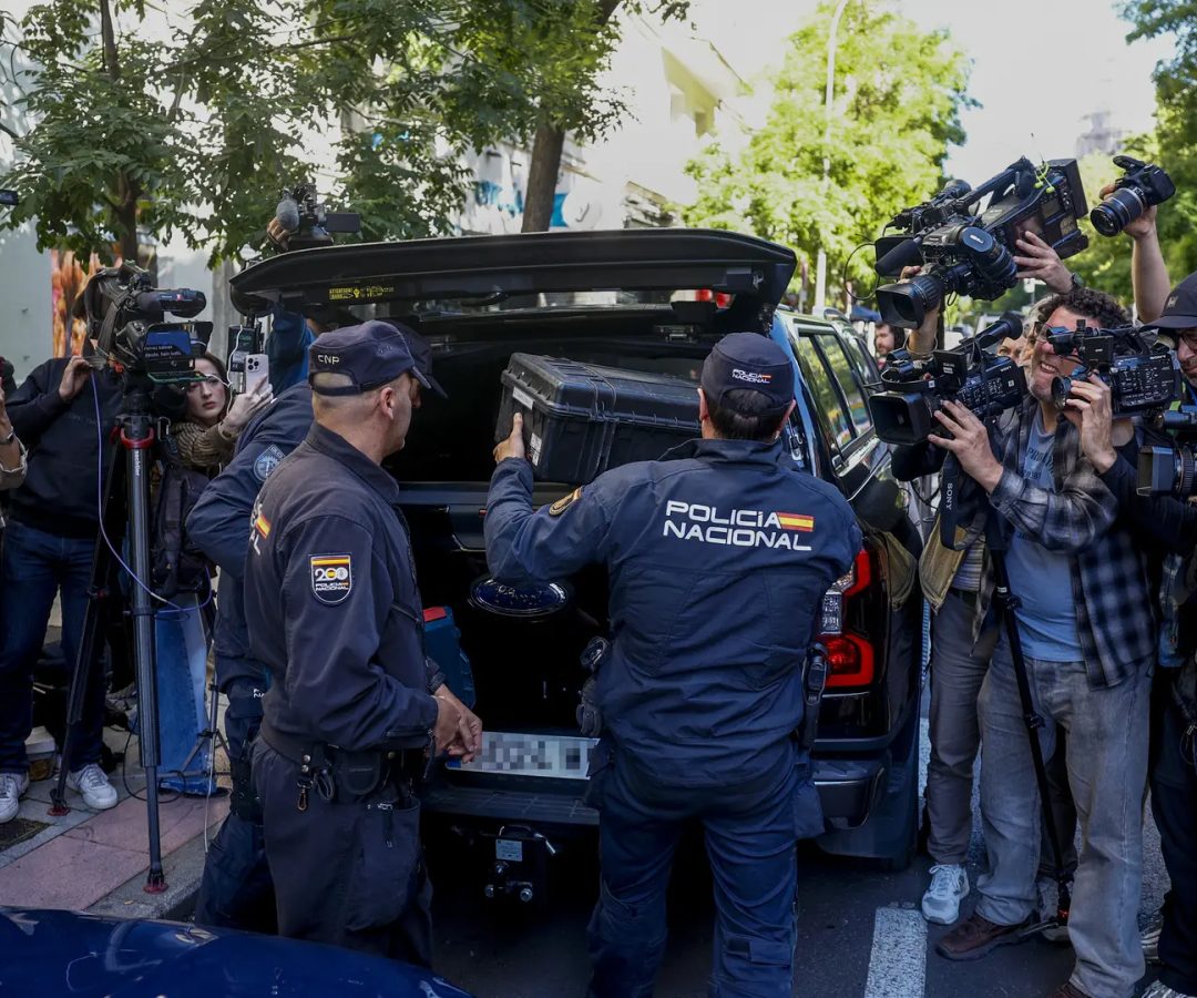 Agentes de la Policía Nacional guardan material incautado durante el registro a la oficina del expresidente del Gobierno José Luis Rodríguez Zapatero. EFE/ Rodrigo Jiménez