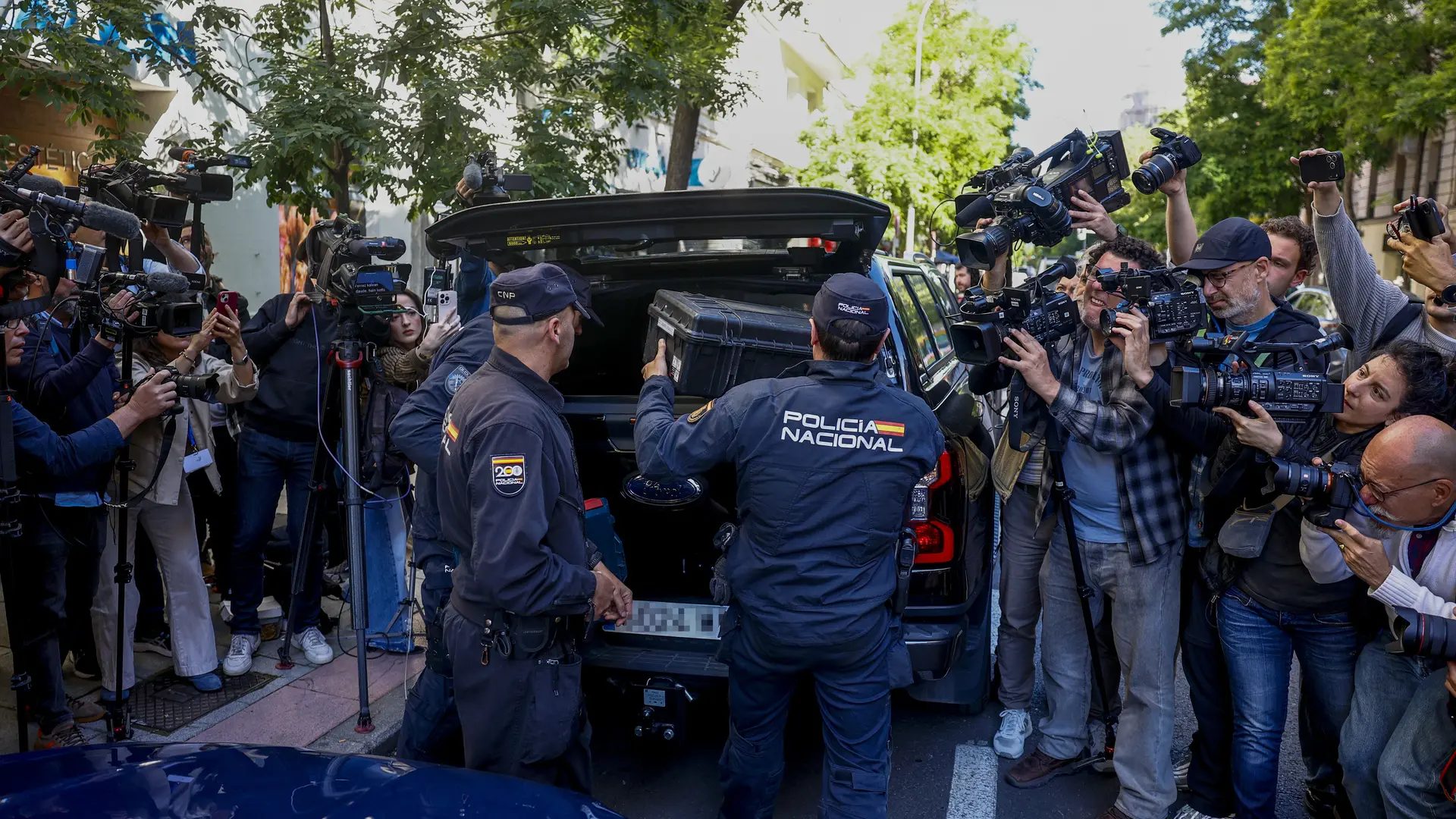 Agentes de la Policía Nacional guardan material incautado durante el registro a la oficina del expresidente del Gobierno José Luis Rodríguez Zapatero. EFE/ Rodrigo Jiménez