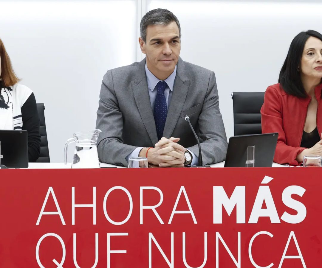 La presidenta del PSOE, Cristina Narbona; el secretario general y presidente del Gobierno, Pedro Sánchez, y la secretaria de Organización, Rebeca Torró, EFE/Chema Moya