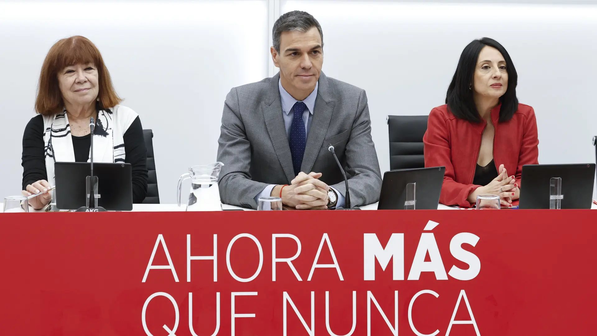 La presidenta del PSOE, Cristina Narbona; el secretario general y presidente del Gobierno, Pedro Sánchez, y la secretaria de Organización, Rebeca Torró, EFE/Chema Moya