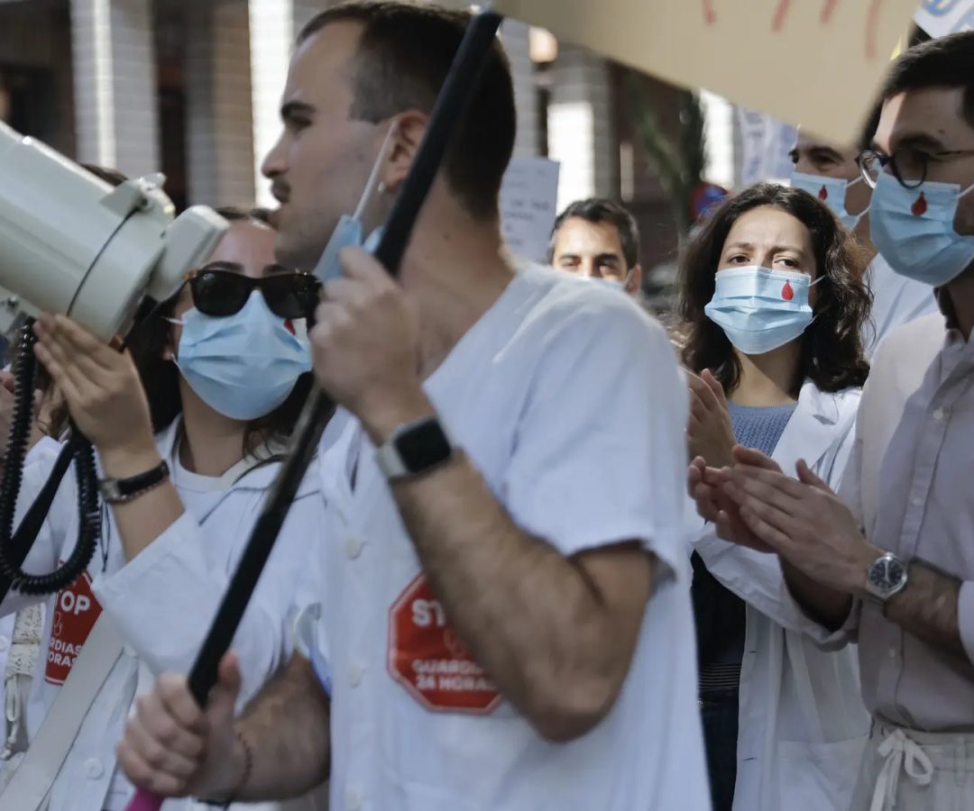 Concentración de médicos convocados por Amyts frente al Ministerio de Sanidad.EFE/Marcos Villaoslada