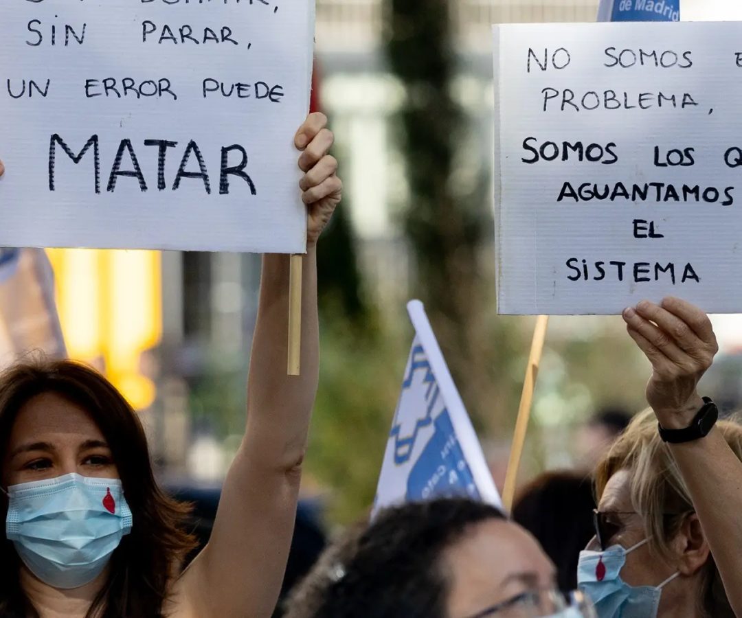 Sanitarios durante la concentración oficial convocada por las organizaciones médicas estatales, a 20 de mayo de 2026, en Madrid (España).Eduardo Parra / Europa Press