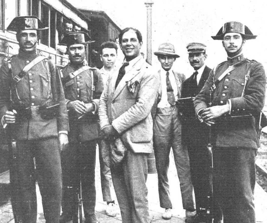 Ballesteros posando con los agentes que realizaron su detención. Imagen publicada en Mundo gráfico el 25 de septiembre de1918 perteneciente al fondo documental de la Biblioteca NacionalBIBILIOTECA NACIONAL