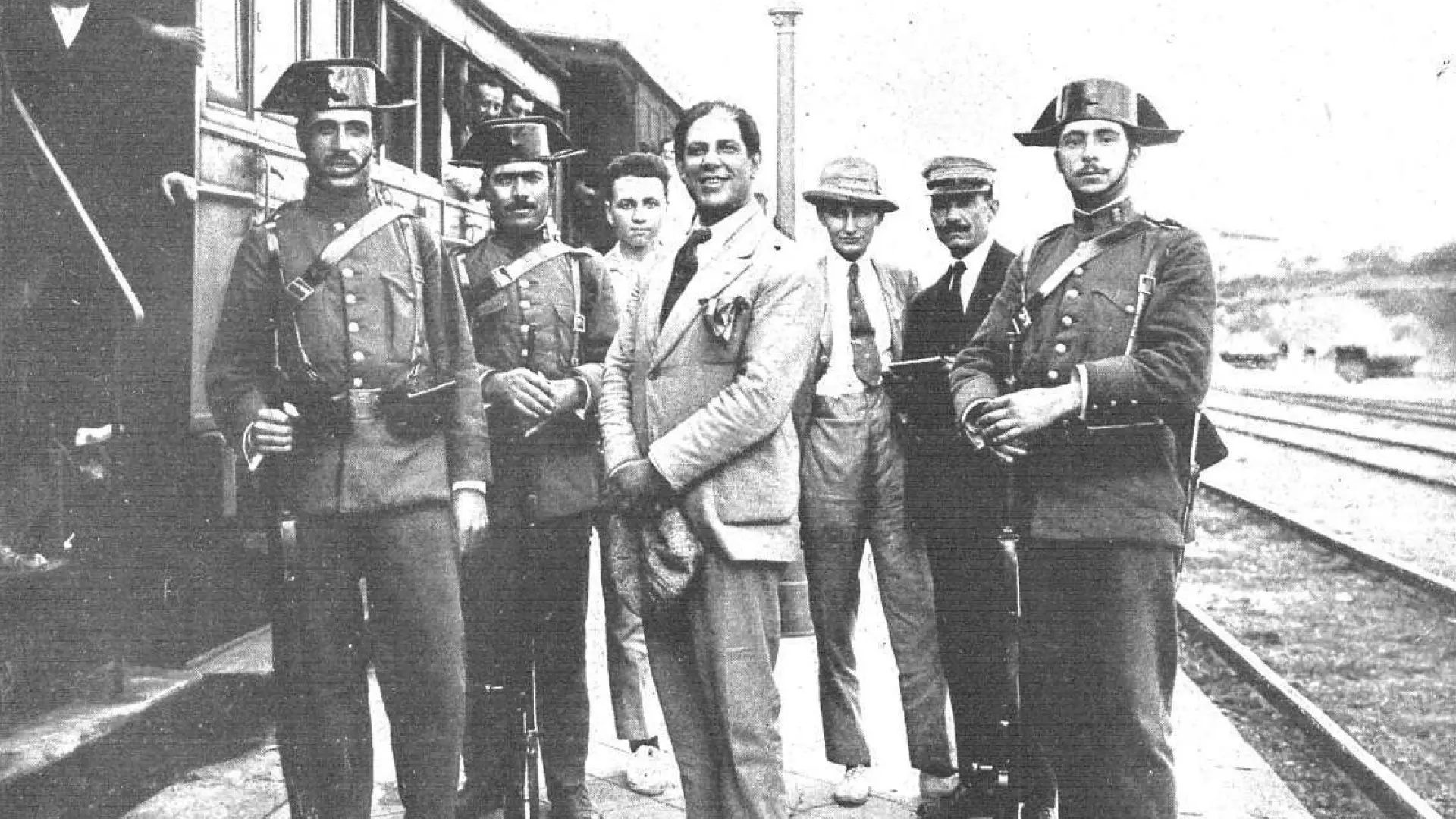 Ballesteros posando con los agentes que realizaron su detención. Imagen publicada en Mundo gráfico el 25 de septiembre de1918 perteneciente al fondo documental de la Biblioteca NacionalBIBILIOTECA NACIONAL