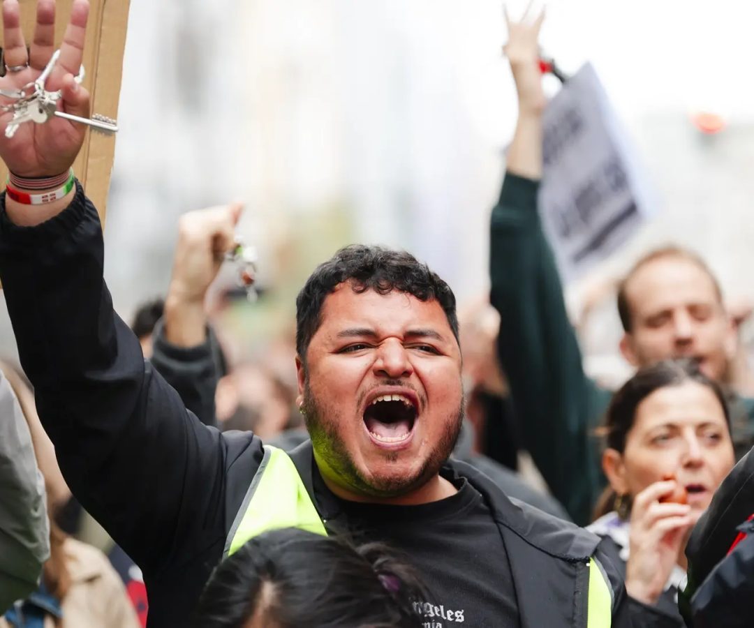 Varias personas durante una manifestación por la vivienda, desde Atocha, a 5 de abril de 2025, en Madrid.Mateo Lanzuela / Europa Press