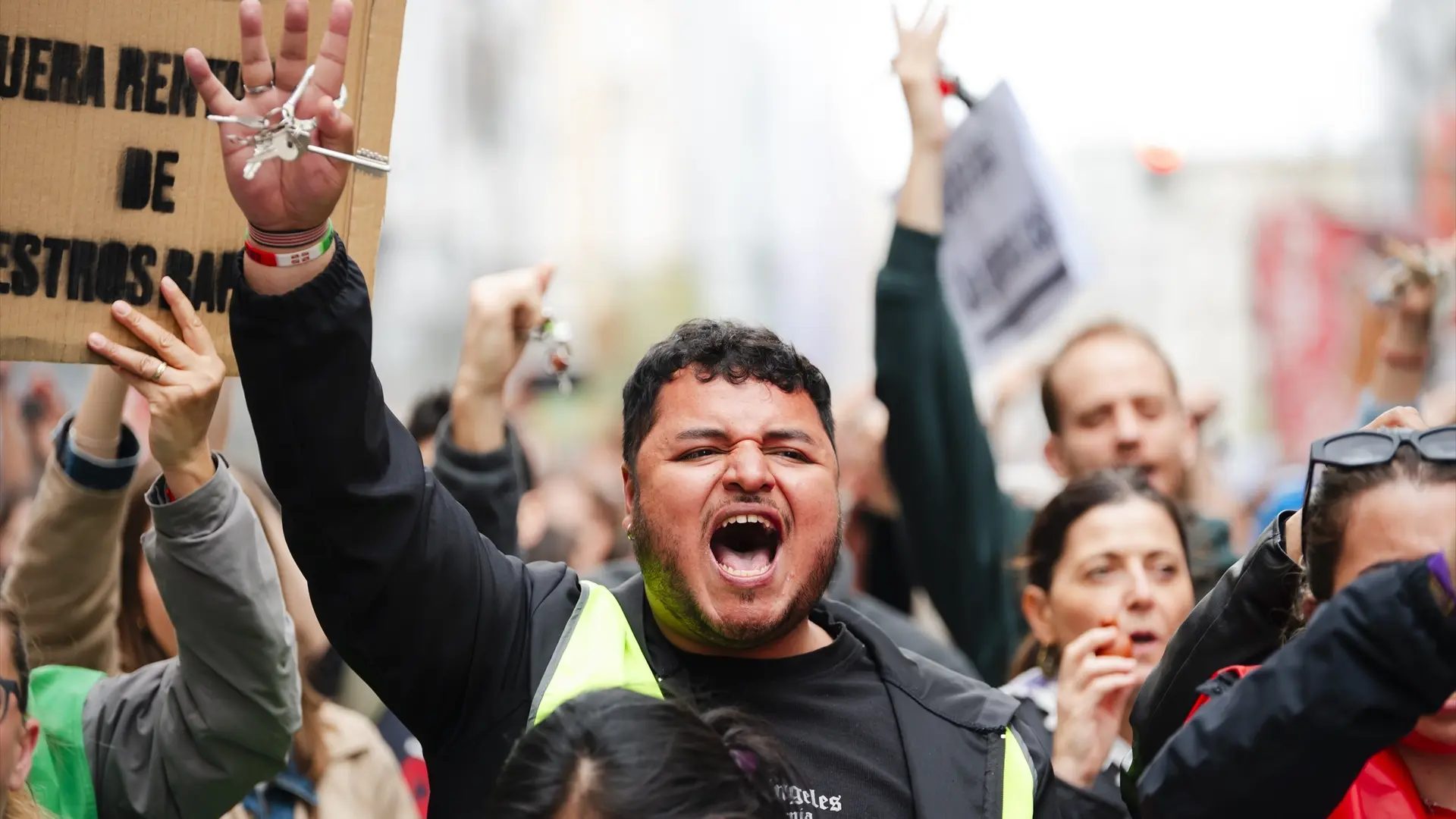 Varias personas durante una manifestación por la vivienda, desde Atocha, a 5 de abril de 2025, en Madrid.Mateo Lanzuela / Europa Press