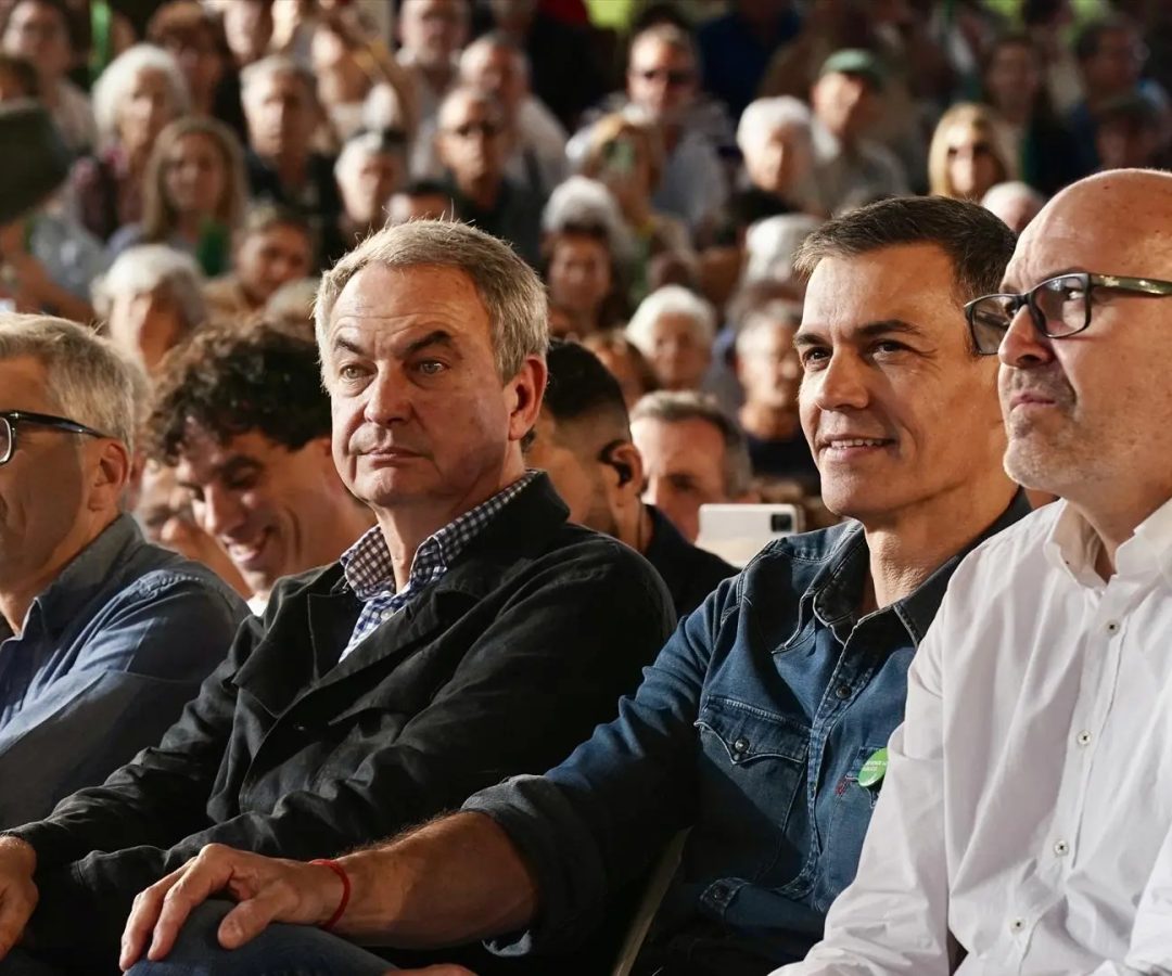 El secretario general del PSOE y presidente del Gobierno, Pedro Sánchez, junto al expresidente del Gobierno, José Luis Rodríguez Zapatero, en un acto de campaña del PSOE en Andalucía.Europa Press
