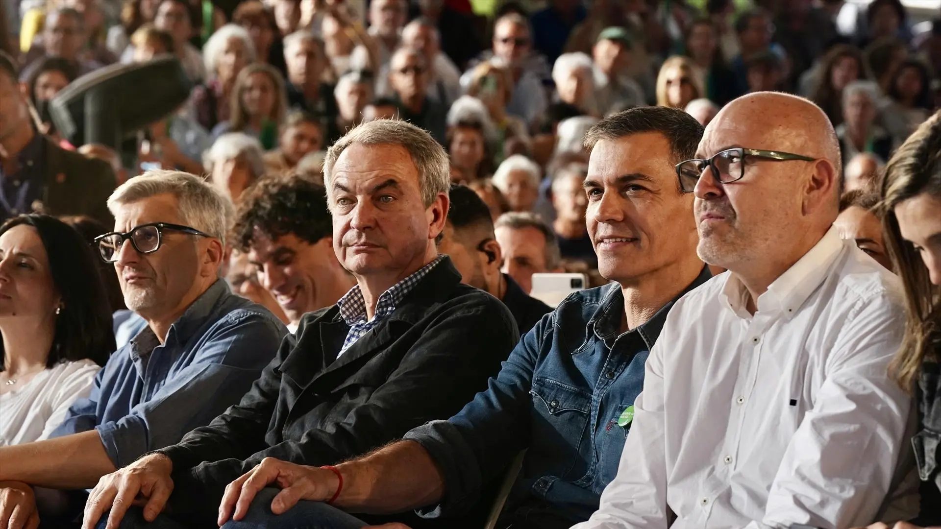 El secretario general del PSOE y presidente del Gobierno, Pedro Sánchez, junto al expresidente del Gobierno, José Luis Rodríguez Zapatero, en un acto de campaña del PSOE en Andalucía.Europa Press
