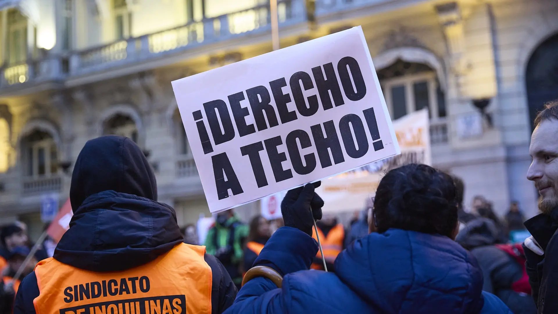 Varias personas durante una manifestación frente al Congreso.JESUS HELLIN / Europa Press
