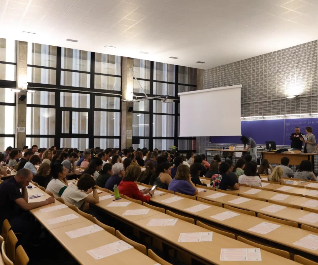 Numerosas personas realizan las pruebas de acceso a Correos, en la Facultad de Biológicas de la Universidad Complutense de Madrid.Jesus Hellin 2022 / Europa Press