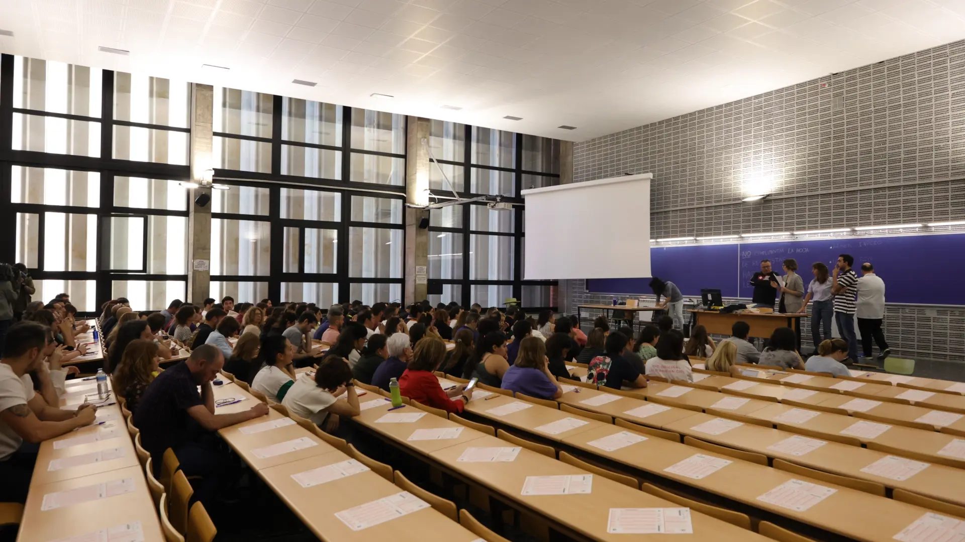 Numerosas personas realizan las pruebas de acceso a Correos, en la Facultad de Biológicas de la Universidad Complutense de Madrid.Jesus Hellin 2022 / Europa Press