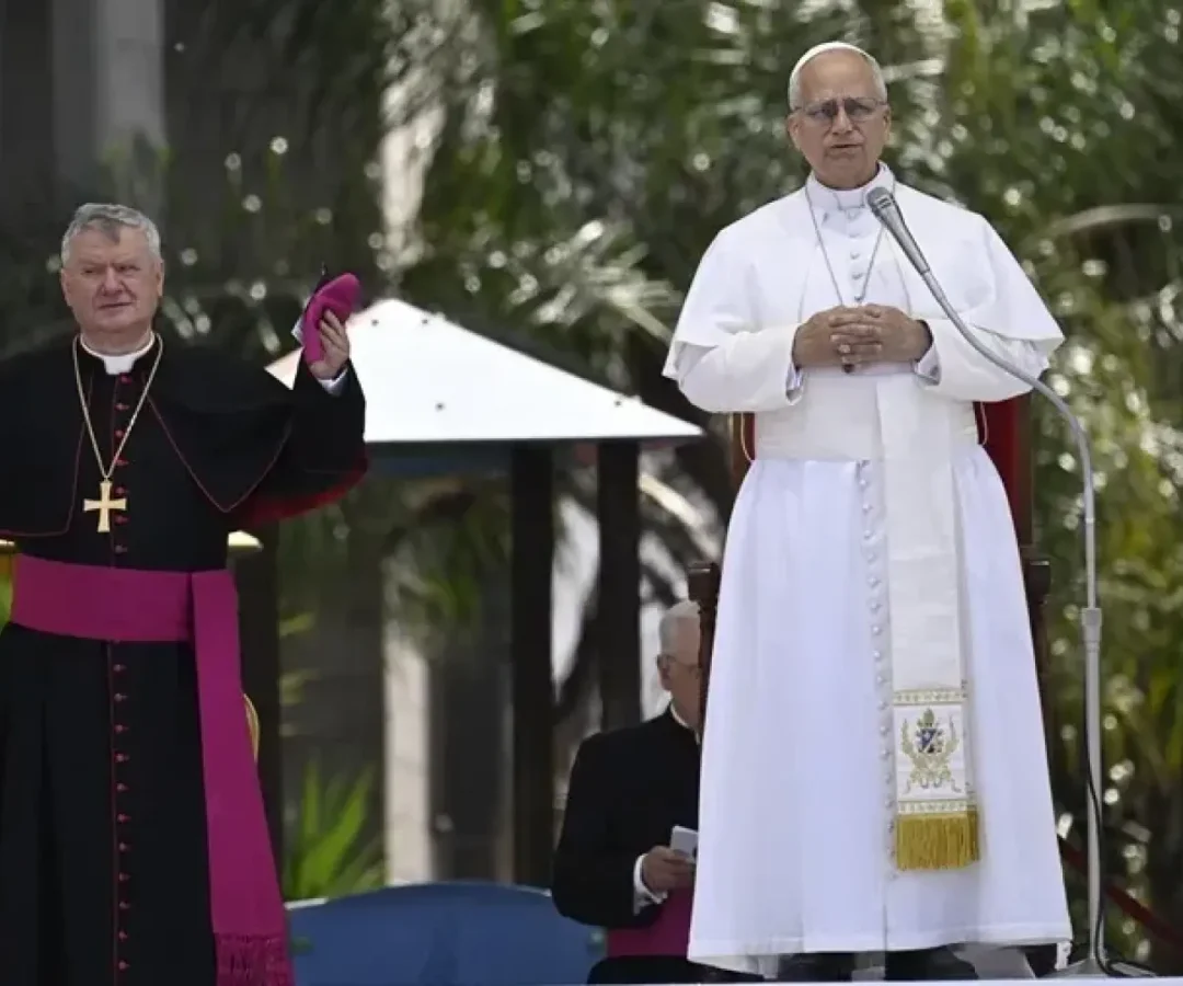 El papa León XIV se dirige a la multitud en la Piazza Nicola Calipari durante su visita a Acerra, Italia, el 23 de mayo de 2026.EFE