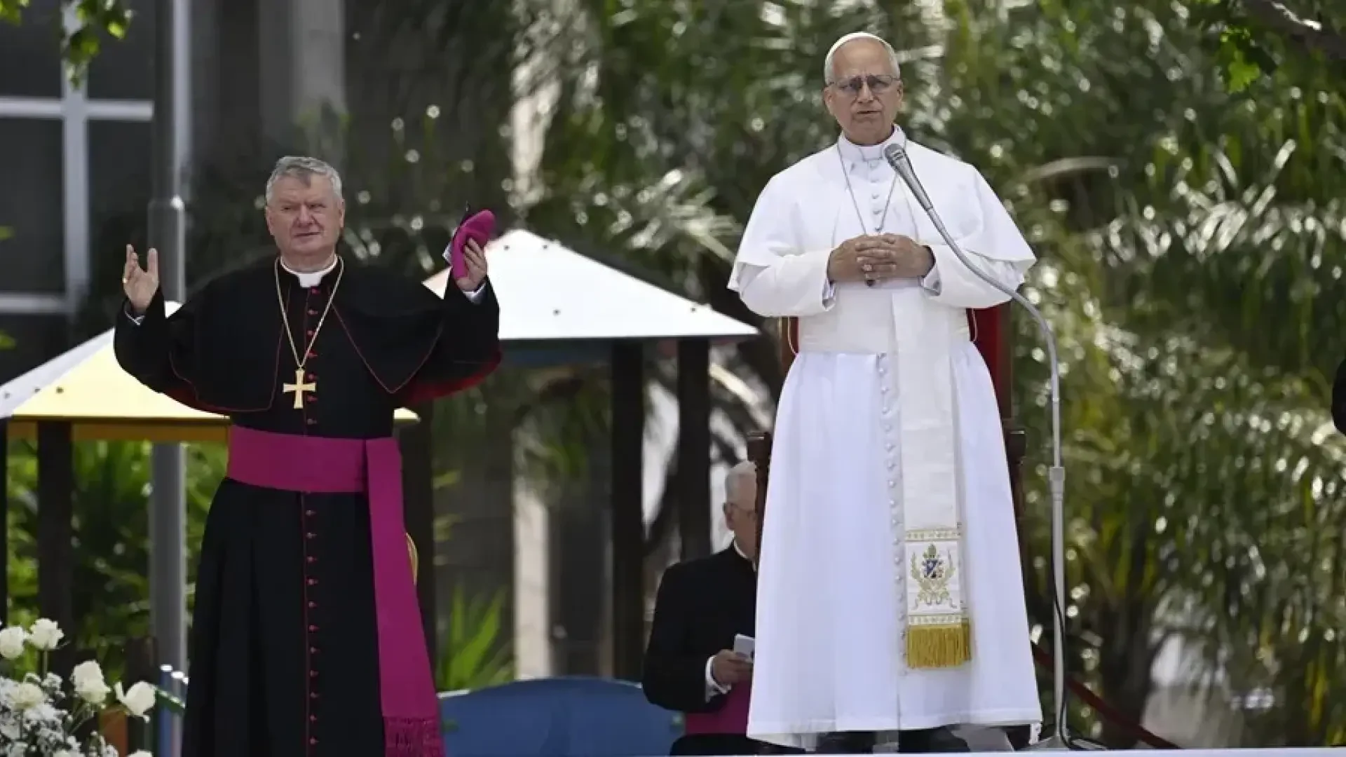 El papa León XIV se dirige a la multitud en la Piazza Nicola Calipari durante su visita a Acerra, Italia, el 23 de mayo de 2026.EFE