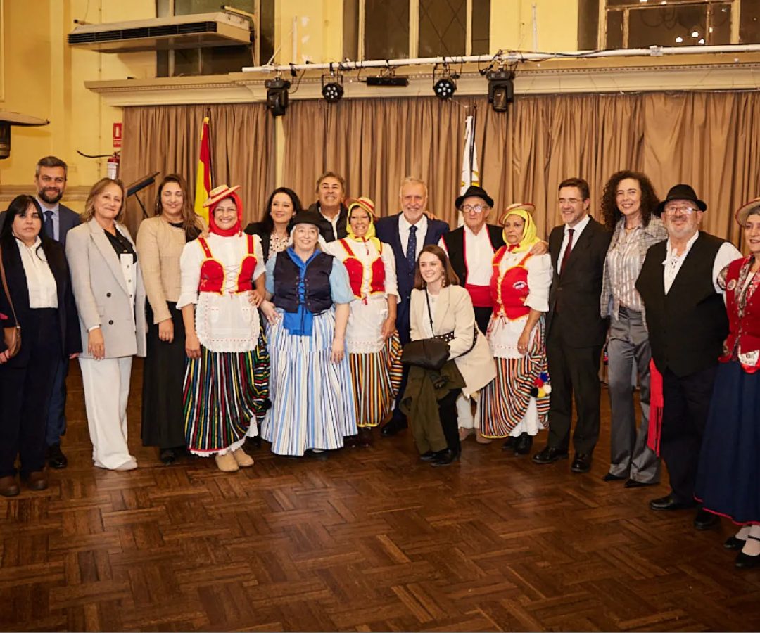 El ministro Torres posa con algunos representantes de la comunidad.SERVIMEDIA