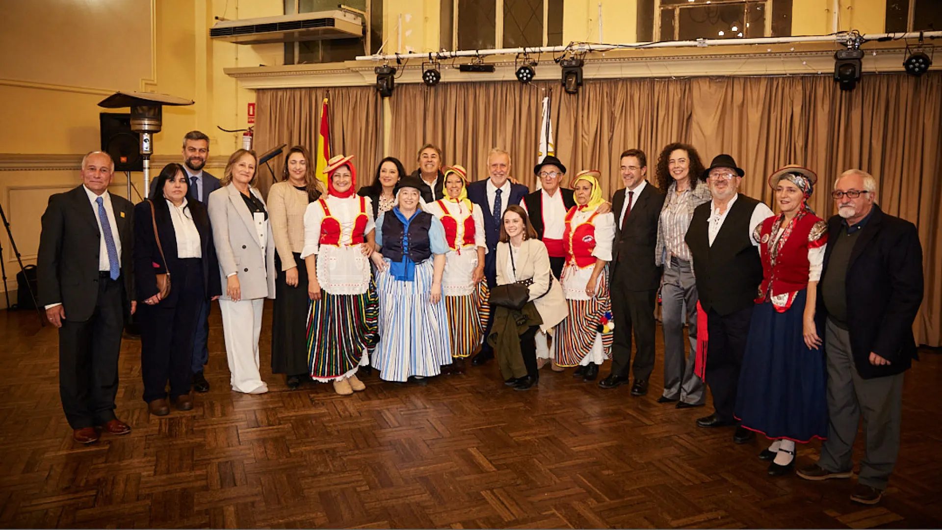 El ministro Torres posa con algunos representantes de la comunidad.SERVIMEDIA