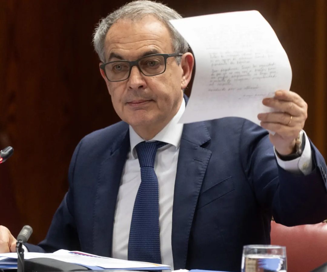El expresidente del Gobierno José Luis Rodríguez Zapatero sostiene un papel durante la comisión de investigación sobre el 'caso Koldo' en el Senado.Europa Press