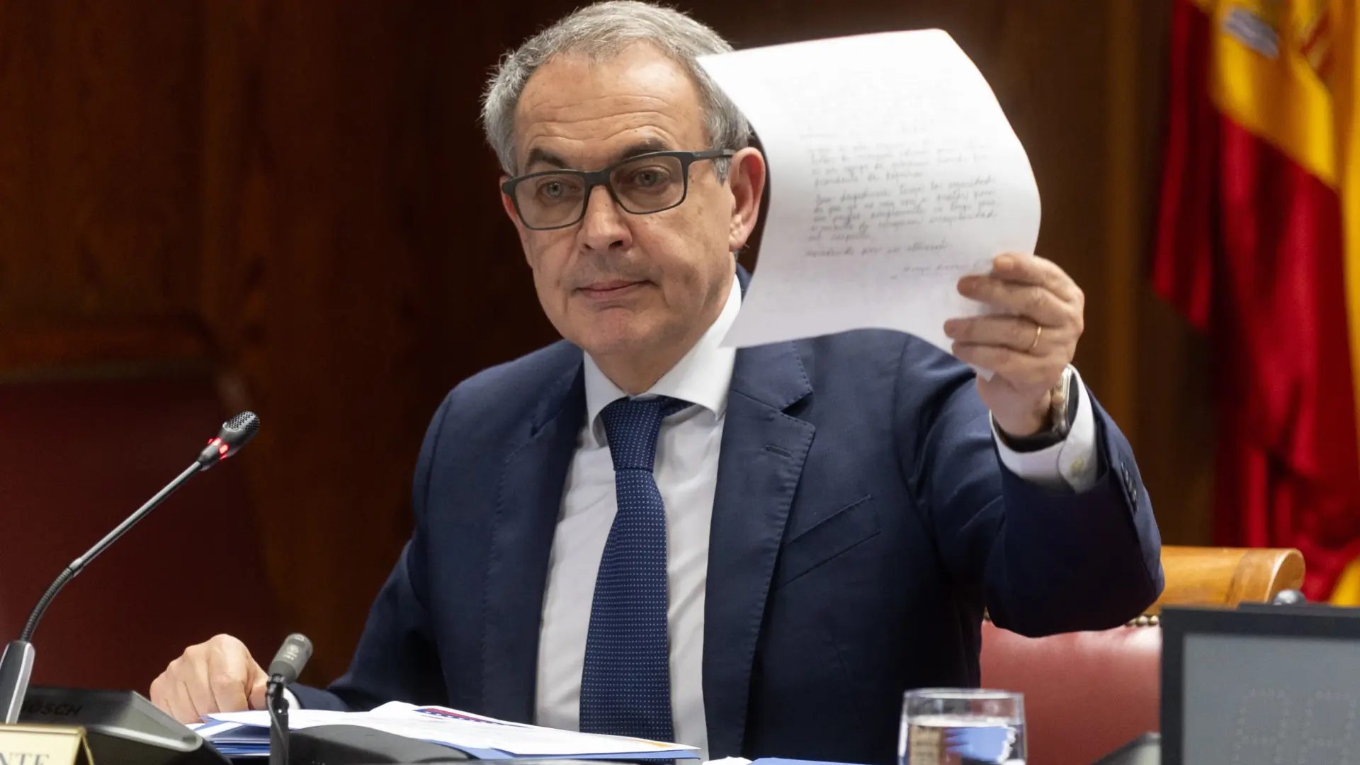 El expresidente del Gobierno José Luis Rodríguez Zapatero sostiene un papel durante la comisión de investigación sobre el 'caso Koldo' en el Senado.Europa Press