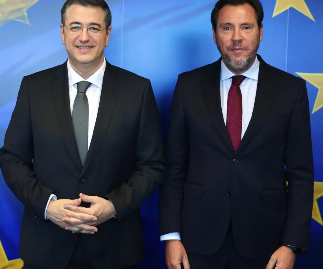 El Ministro de Transportes, Óscar Puente, y el comisario de Transportes, Apostolos Tzitzikostas, este martes en Bruselas.Ministerio de Transportes y Movilidad Sostenible.