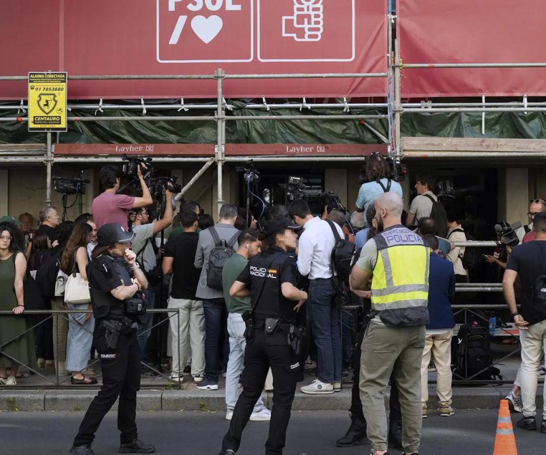 Agentes de la Unidad Central Operativa (UCO) de la Guardia Civil este miércoles en la sede central del PSOE.Borja Sánchez-Trillo/EFE
