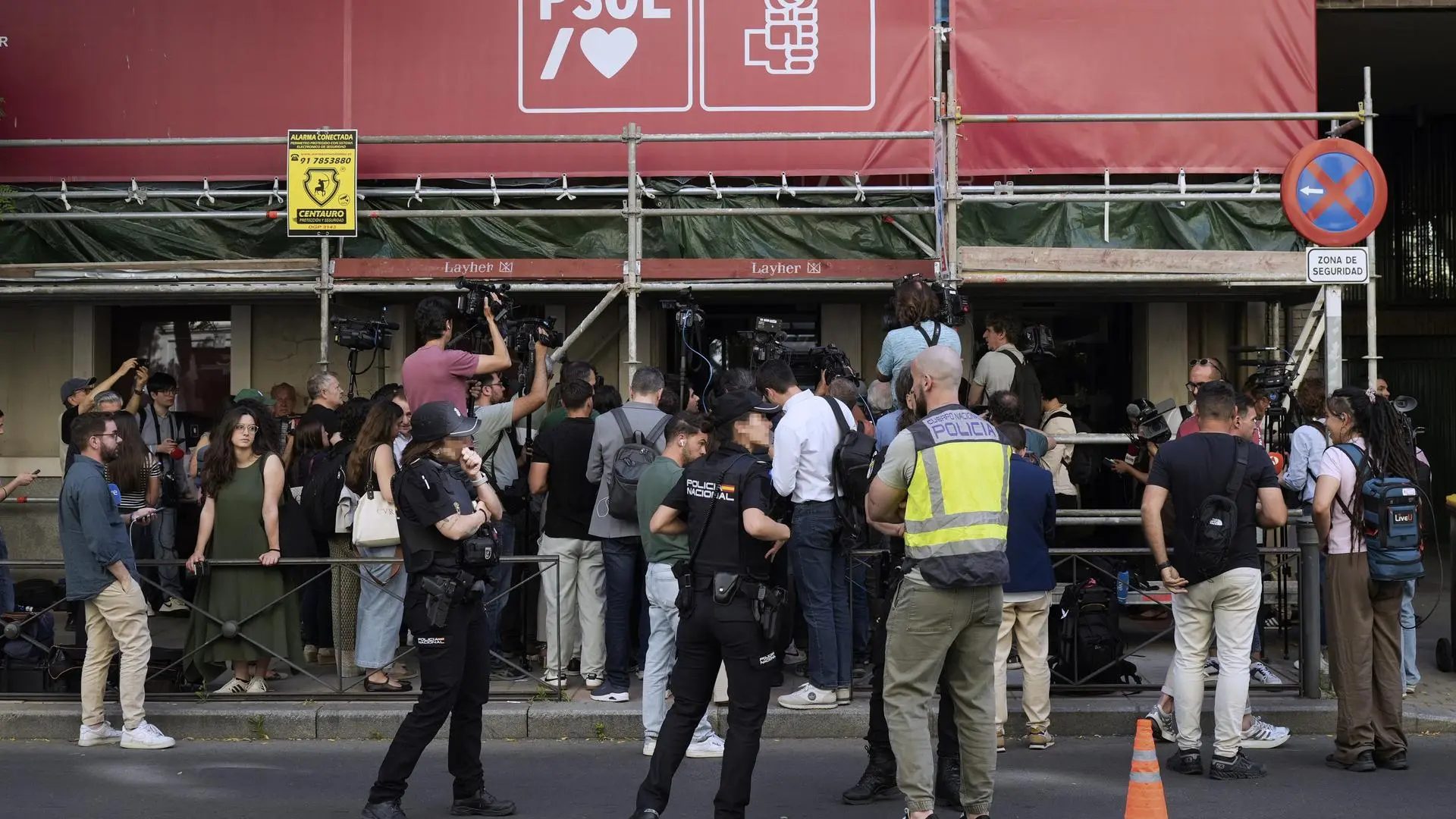 Agentes de la Unidad Central Operativa (UCO) de la Guardia Civil este miércoles en la sede central del PSOE.Borja Sánchez-Trillo/EFE