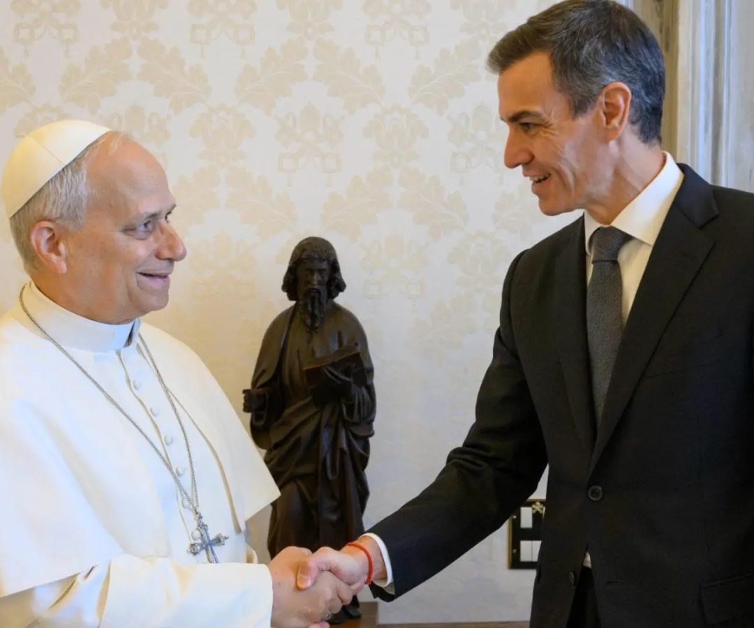 El presidente del Gobierno de España, Pedro Sánchez, durante su primera audiencia con el papa León XIV en el Vaticano. Servizio Fotografico Vaticano / EFE