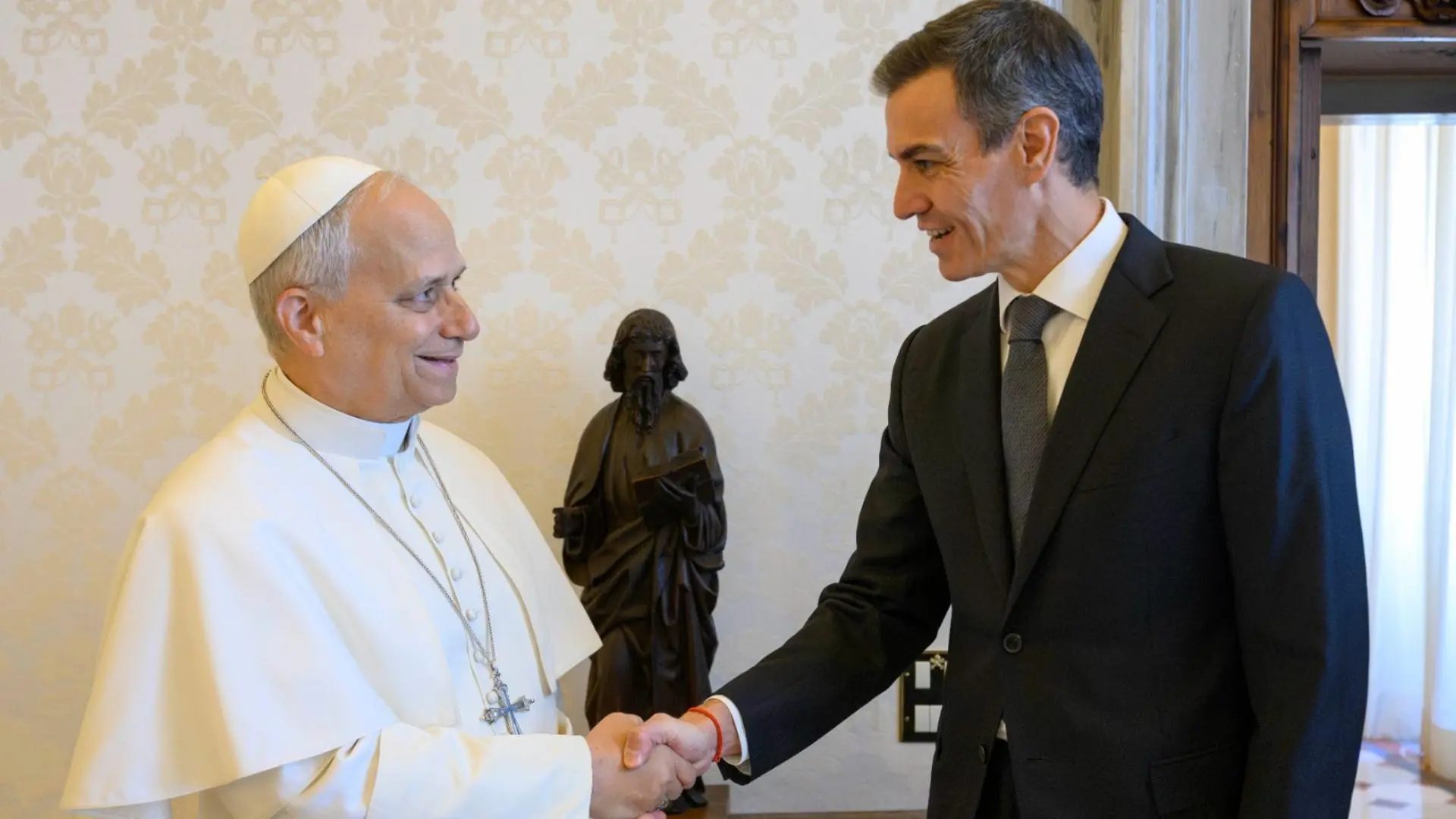 El presidente del Gobierno de España, Pedro Sánchez, durante su primera audiencia con el papa León XIV en el Vaticano. Servizio Fotografico Vaticano / EFE