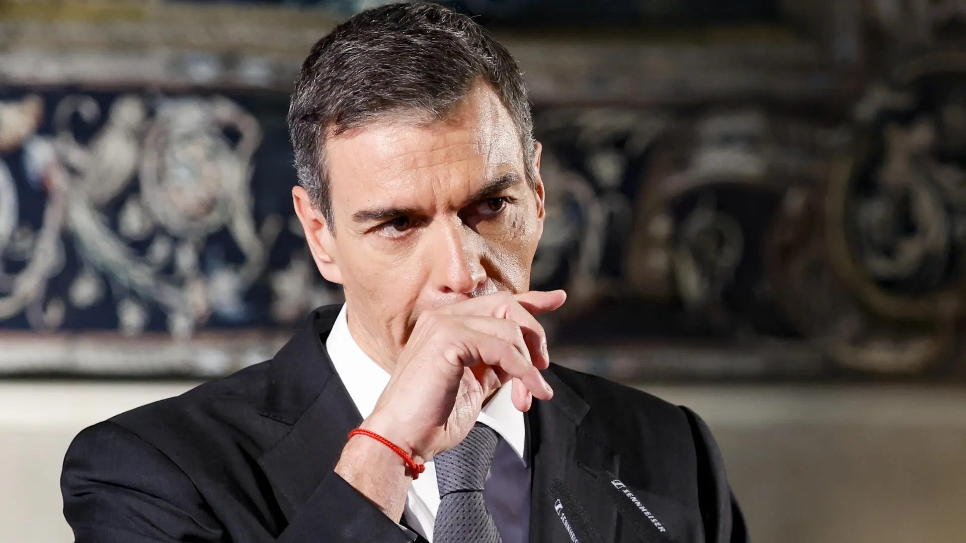 El presidente del Gobierno, Pedro Sánchez, ofrece una rueda de prensa en la Embajada de España en el Vaticano, tras su primera reunión con León XIV.