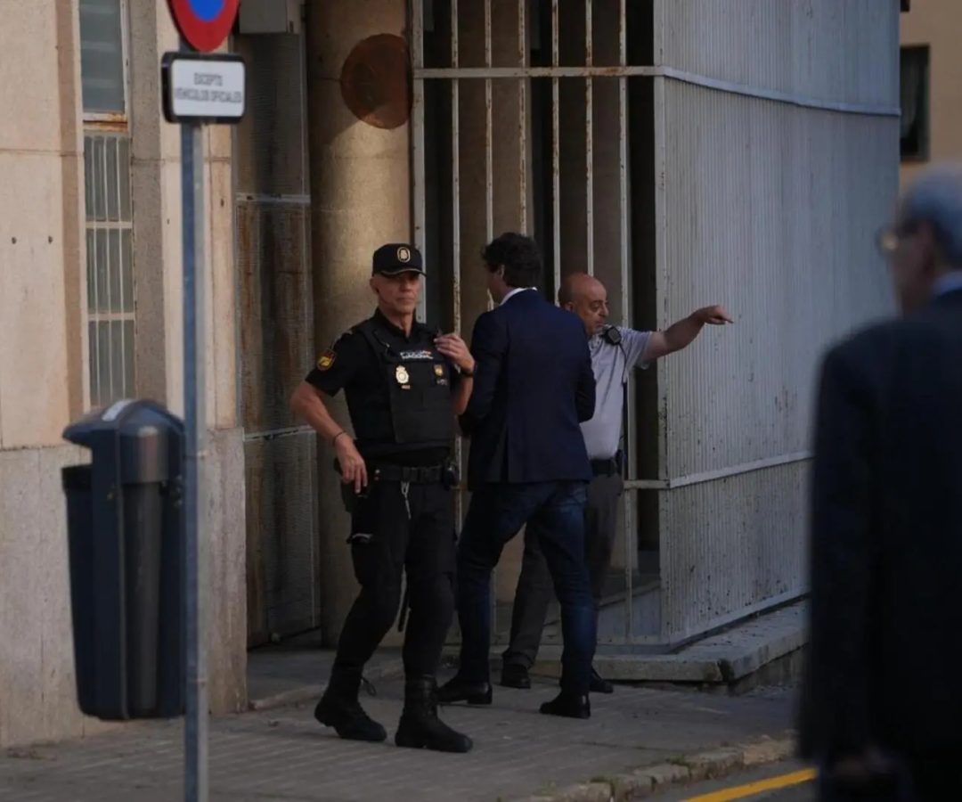 El hermano de Pedro Sánchez, David Sánchez Pérez-Castejón, entra por la puerta trasera de la Audiencia Provincial de BadajozANDRÉS RODRÍGUEZ/ EUROPA PRESS