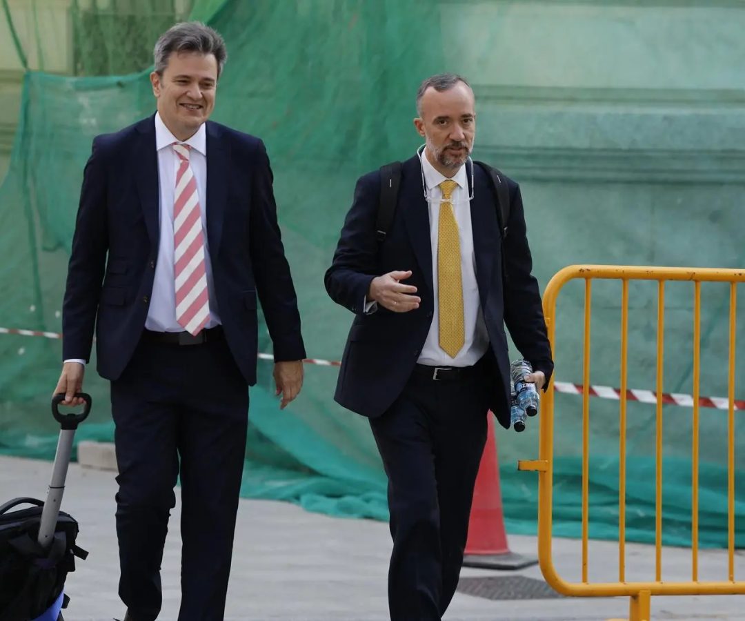 El exsecretario de Estado de Seguridad, Francisco Martínez (d), a su llegada este jueves a la Audiencia Nacional de Madrid.Mariscal