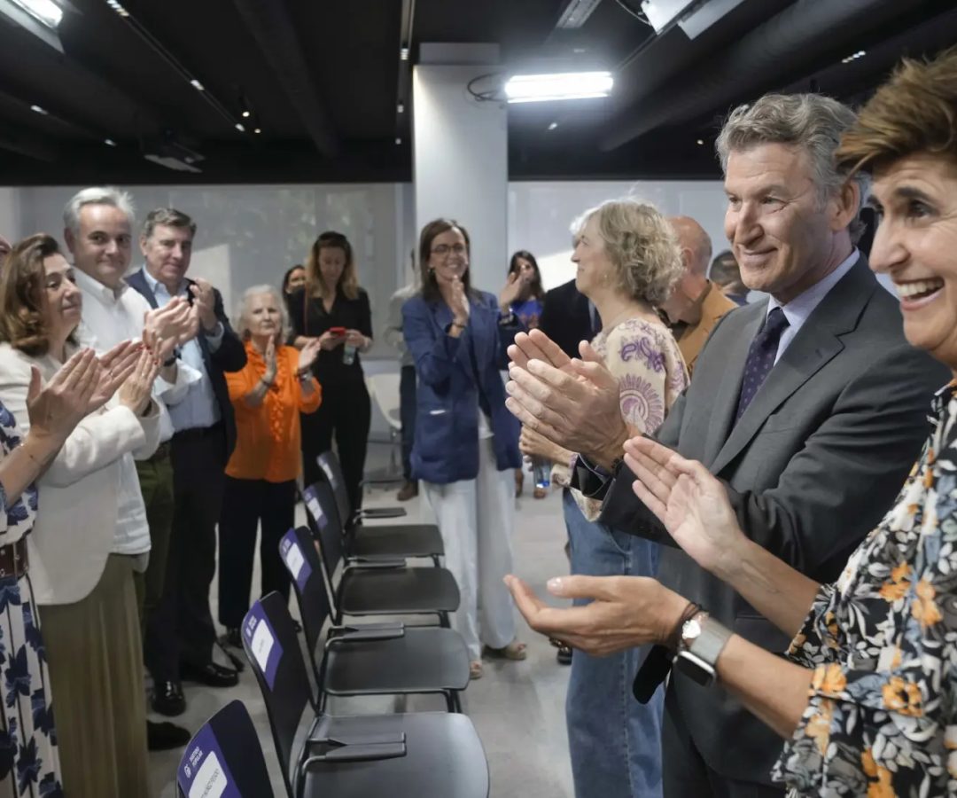 El líder del PP, Alberto Núñez Feijóo, con la exdirigente popular María San Gil.EFE
