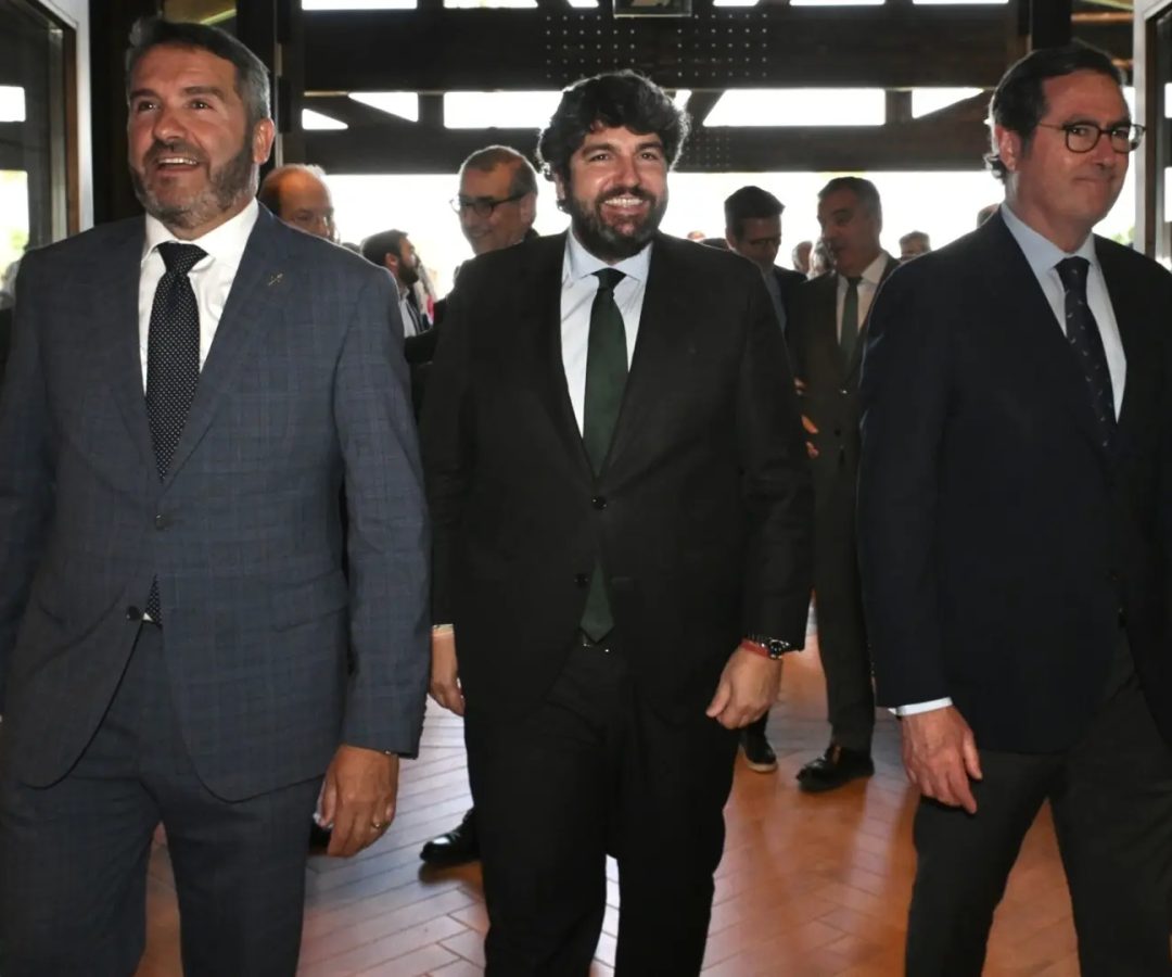 El presidente del Gobierno regional, Fernando López Miras (C), el presidente de CEOE, Antonio Garamendi (DCHA), y el presidente de CROEM, Miguel López Abad (IZDA), en la 48ª Asamblea General de CROEMANGELA ORTIZ / Europa Press