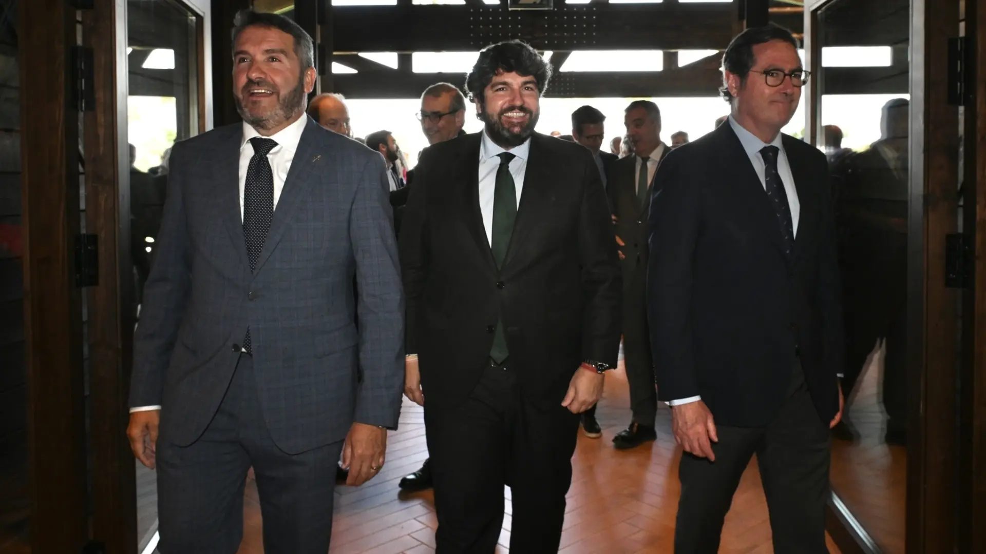 El presidente del Gobierno regional, Fernando López Miras (C), el presidente de CEOE, Antonio Garamendi (DCHA), y el presidente de CROEM, Miguel López Abad (IZDA), en la 48ª Asamblea General de CROEMANGELA ORTIZ / Europa Press