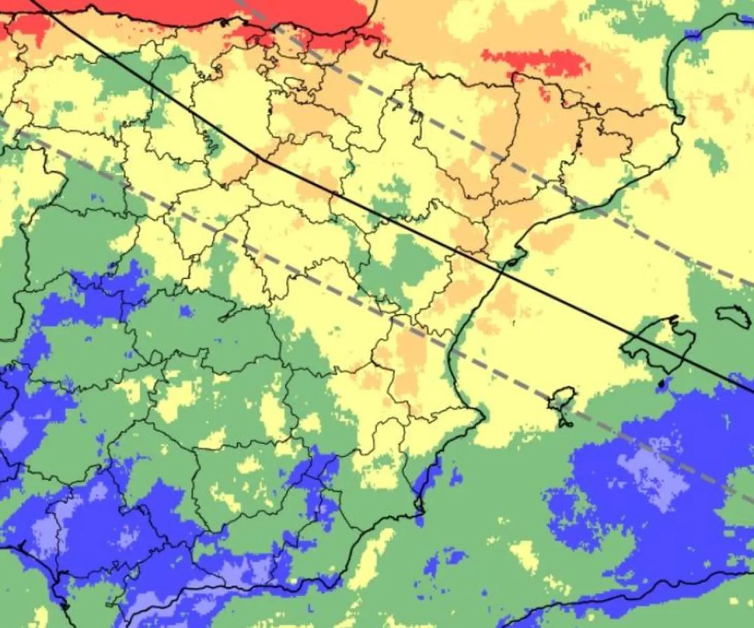 Mapa de la Aemet que muestra, en tonos rojos, naranjas y amarillos, las zonas donde es menos frecuente que los cielos estén poco nubosos o despejados para la fecha del eclipse solar.AEMET