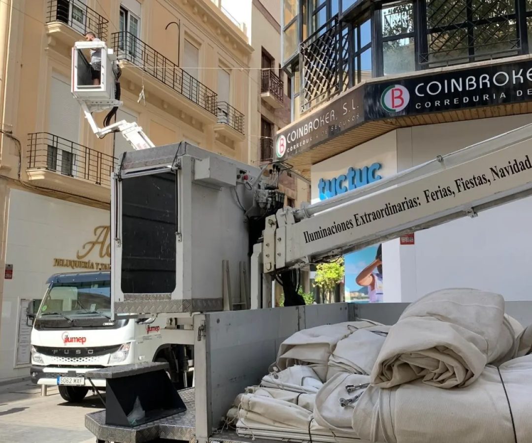 Colocación de toldos en la calle Méndez Núñez de Almería.AYUNTAMIENTO DE ALMERÍA / Europa Press